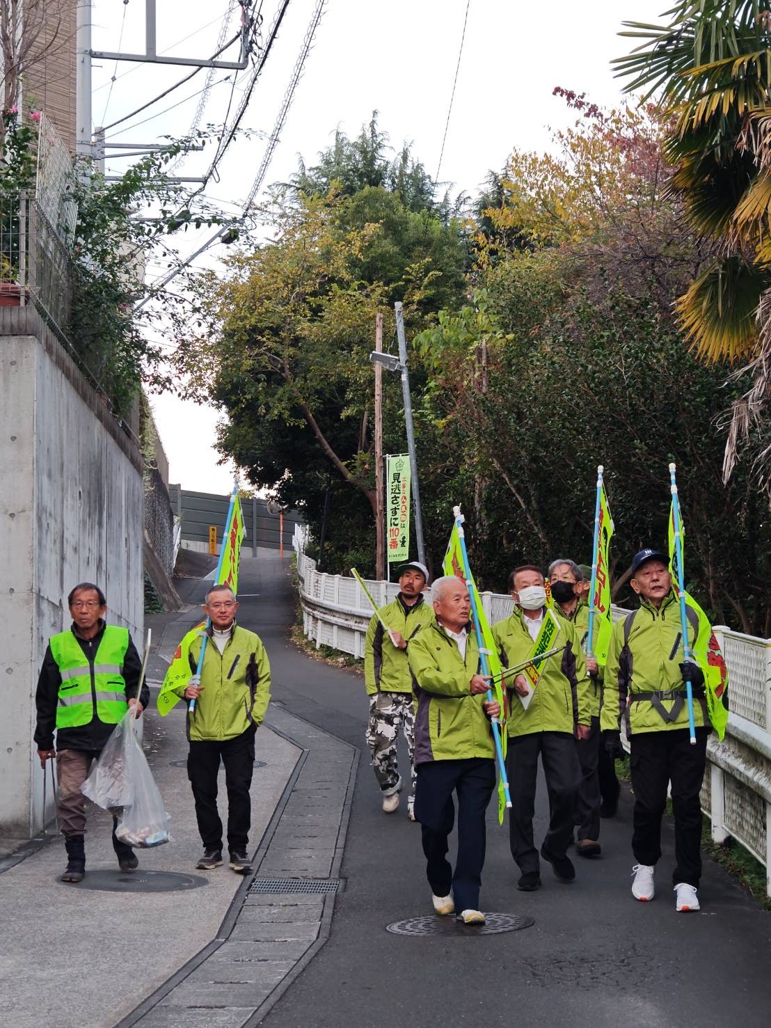 細い坂道を点検中！
